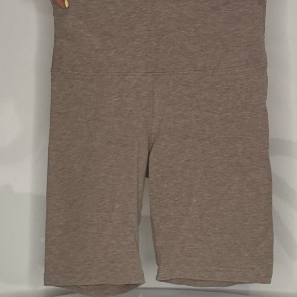 TNA Biker Shorts – Neutral Beige High Rise (2XS) Aritzia - Picture 4 of 5